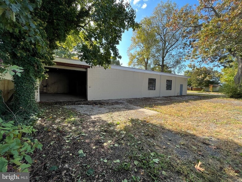 More Photos Of 407 S West Blvd, Landisville Warehouse For Lease
