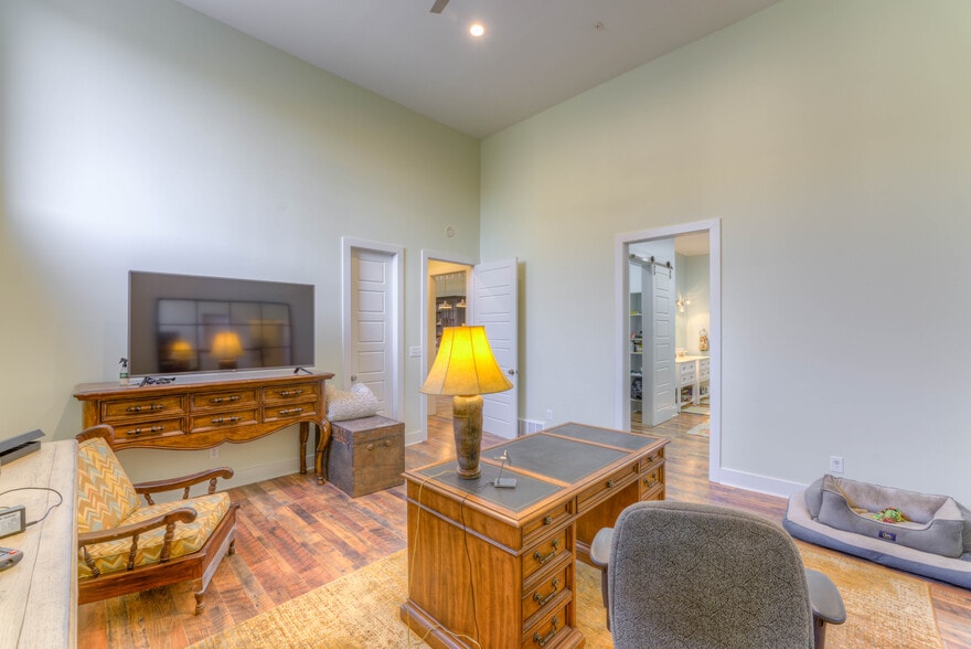 More Photos Of 405 Monroe Ave, Memphis Showroom For Sale