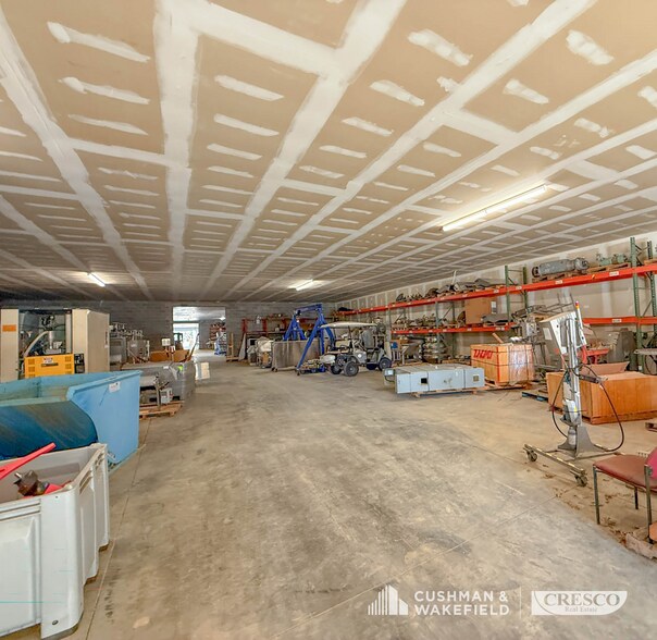 More Photos Of 4171 OH-14, Ravenna Showroom For Sale