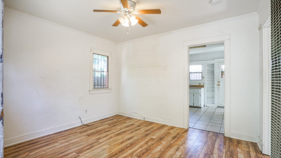 More Photos Of 1111 W 47th St, Los Angeles Apartments For Sale