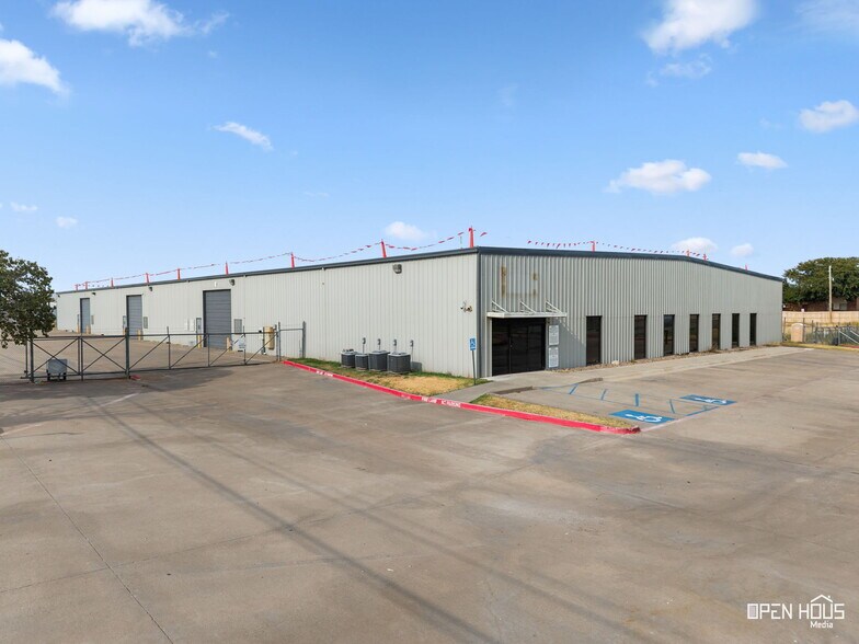 More Photos Of 2701 Southridge Dr, Wichita Falls Distribution For Lease
