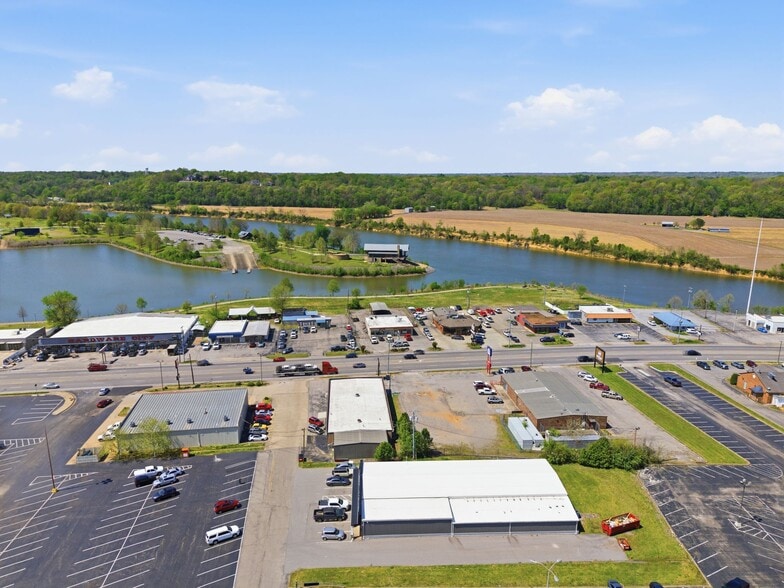 More Photos Of 1015 S Riverside Dr, Clarksville General Retail For Sale
