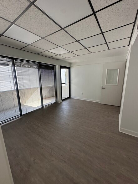 More Photos Of 2155 Main St, Sarasota Medical For Lease