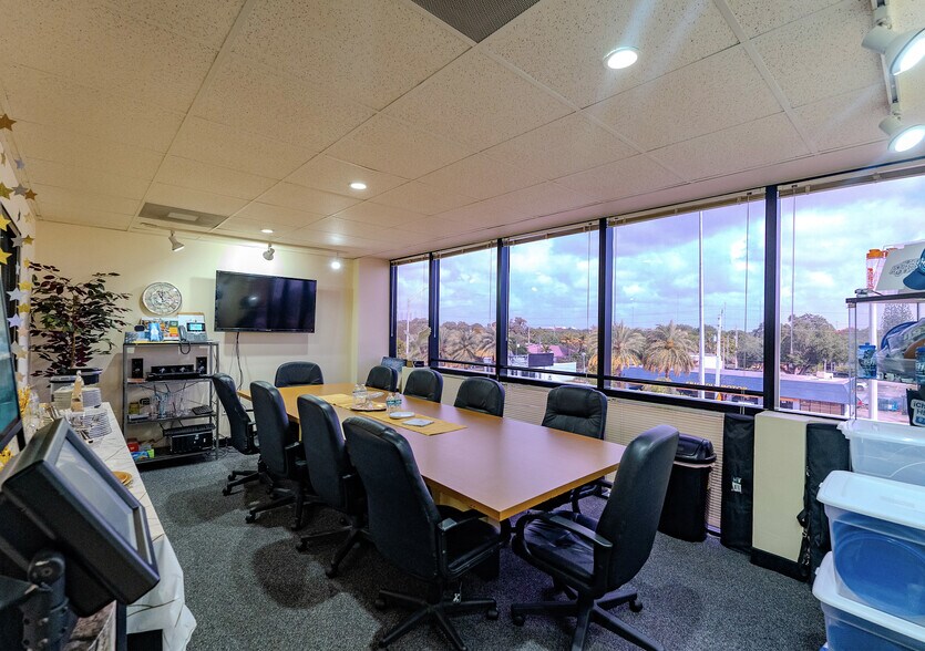 More Photos Of 152 Ne 167th St, Miami Office For Sale