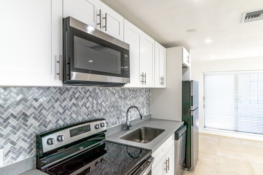 More Photos Of 2201 NE 14th Ave, Wilton Manors Apartments For Sale
