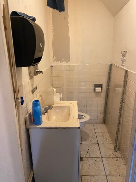 More Photos Of 2001 W Pratt St, Baltimore Freestanding For Sale