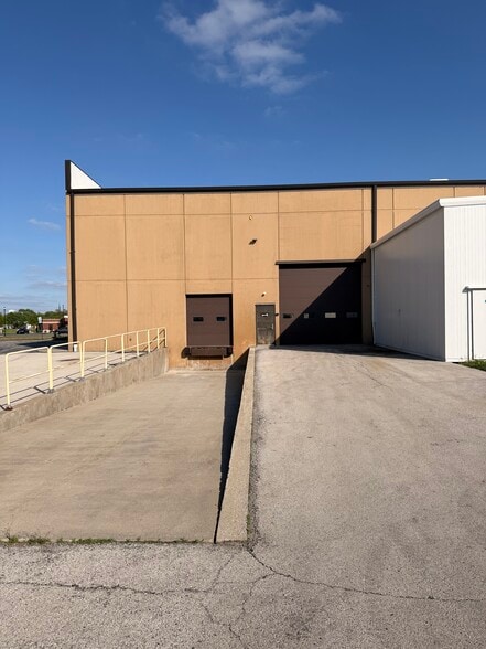 More Photos Of 572 Brewery Ln, Bourbonnais Showroom For Lease