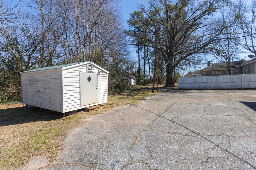 More Photos Of 2816 E North Ave, Anderson Funeral Home For Lease