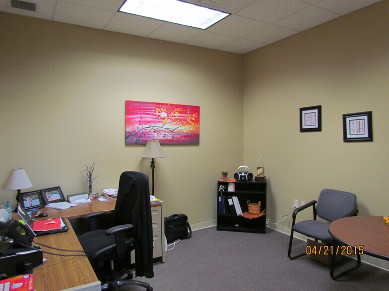 More Photos Of 408 Red Cedar St, Menomonie Showroom For Lease