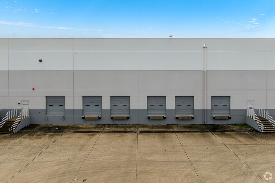 More Photos Of 8860 Industrial Ave, Roseville Distribution For Lease