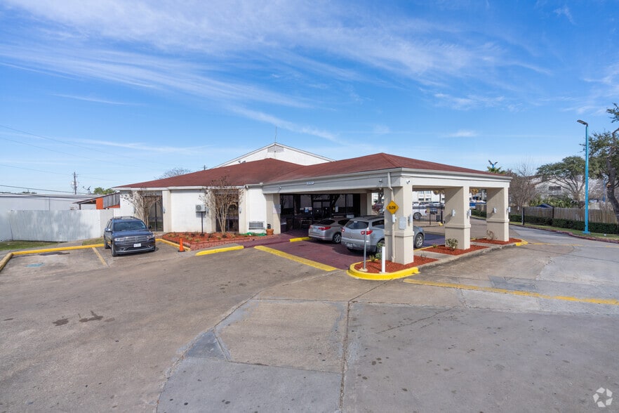 More Photos Of 9005 Airport Blvd, Houston Hotel For Sale
