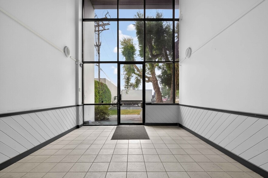 More Photos Of 20401 Prairie St, Chatsworth Manufacturing For Lease