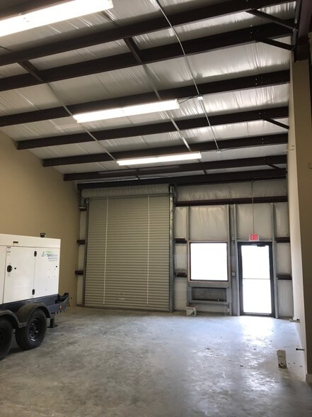 More Photos Of 5929 Bardet St, Pearland Warehouse For Lease