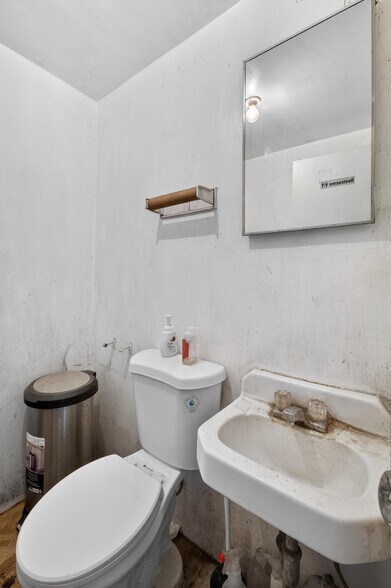 More Photos Of 5016 E Olympic Blvd, Los Angeles Storefront For Sale