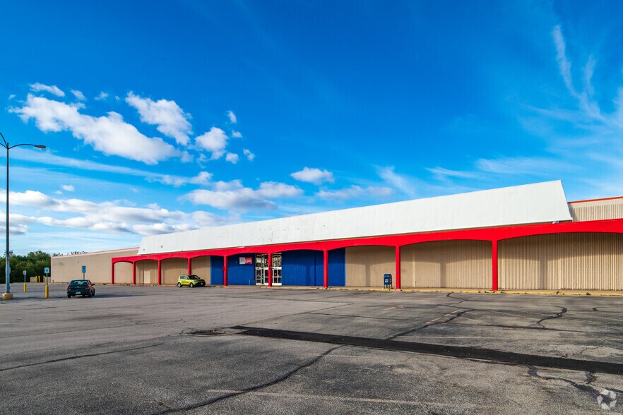 More Photos Of 6045-6077 S Packard Ave, Cudahy General Retail For Sale