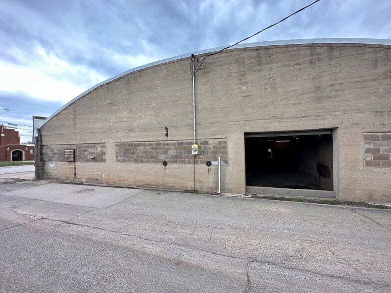 More Photos Of 423 N 7th St, Perry Freestanding For Sale