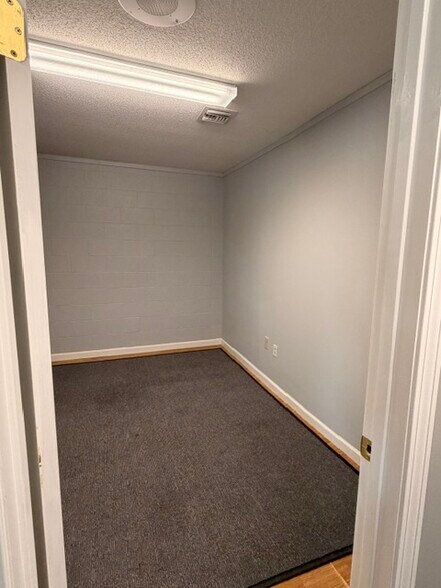 More Photos Of 22 Southwick St, Feeding Hills Freestanding For Lease