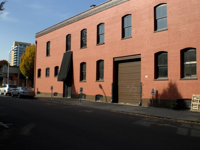 More Photos Of 825 NW Davis St, Portland Warehouse For Lease