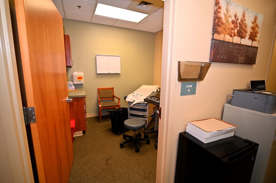 More Photos Of 2960 Technology Pl, Waldorf Research And Development For Lease