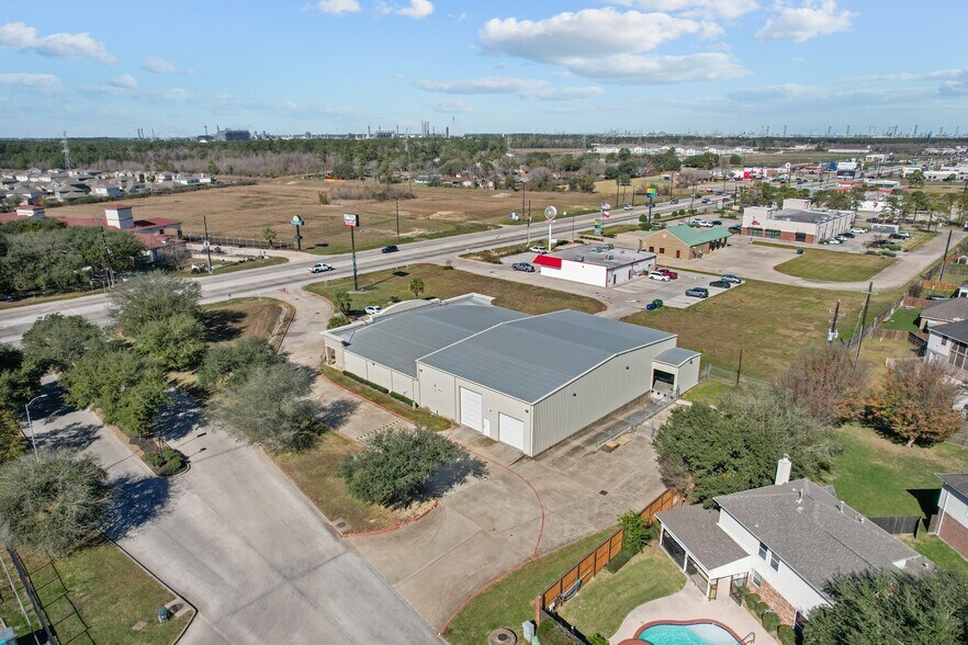More Photos Of 7910 N Hwy 146, Baytown Showroom For Lease