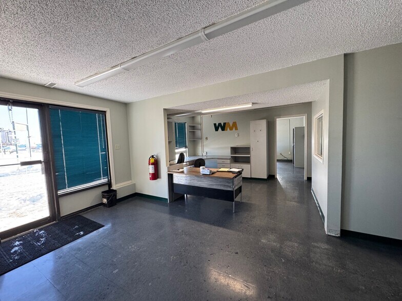 More Photos Of 5104 42 Av, Lloydminster Medical For Lease