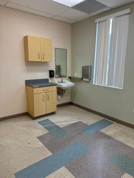 More Photos Of 4237 S Pipkin Rd, Lakeland Medical For Sale