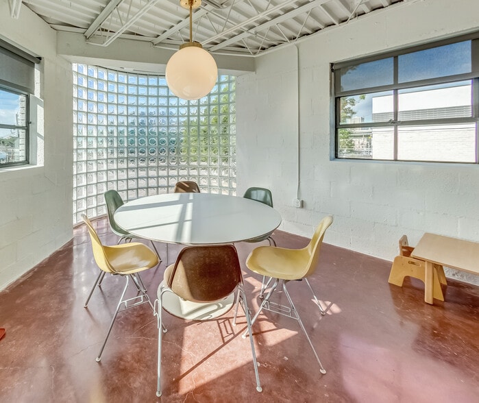 More Photos Of 121 St Emanuel St, Houston Flex For Sale