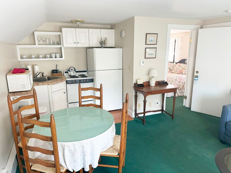 More Photos Of 25 Simpsons Ln, Edgartown Hotel For Sale