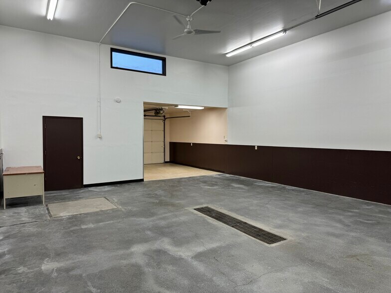 More Photos Of 401 N Willow St, Kenai Light Manufacturing For Lease