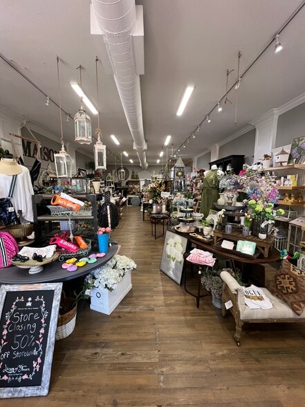 More Photos Of 17505-17511 Monterey Rd, Morgan Hill General Retail For Lease