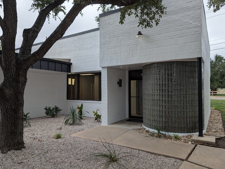 More Photos Of 1315 Sam Bass Cir, Round Rock Office For Lease