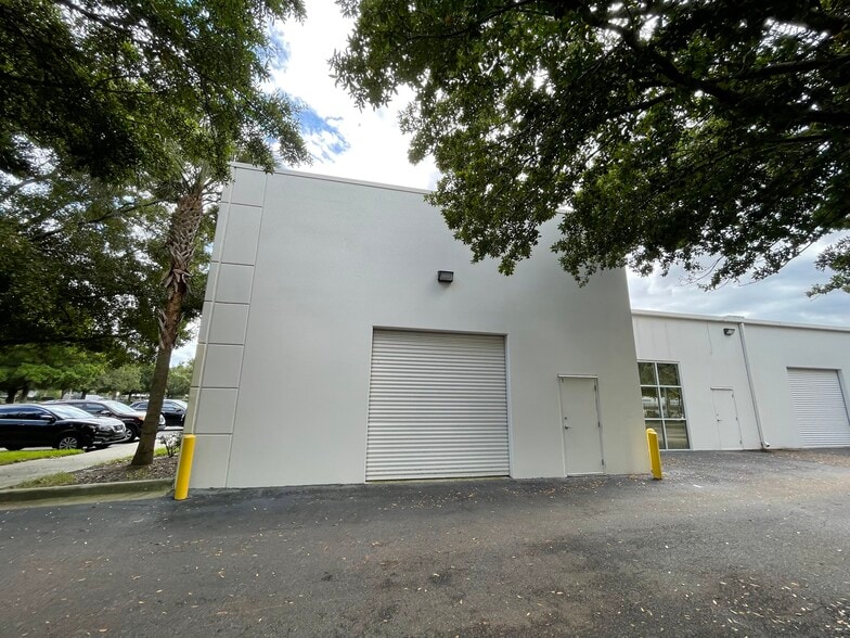 More Photos Of 8810 Commodity Cir, Orlando Showroom For Lease
