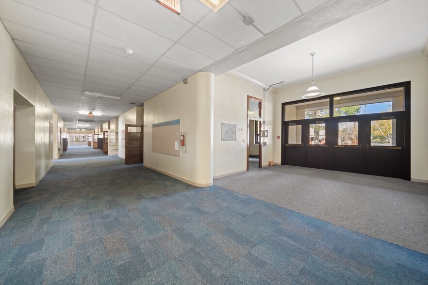 More Photos Of 601 W Lewis St, Conroe Flex For Sale