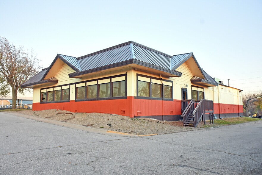 More Photos Of 3939 1st Ave SE, Cedar Rapids Restaurant For Lease
