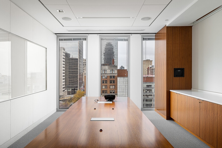 More Photos Of 400 W Market St, Louisville Office For Lease