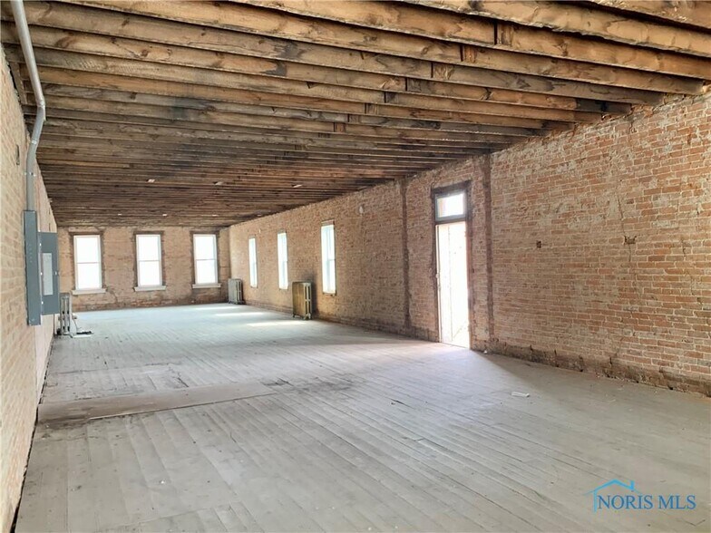 More Photos Of 123 N Michigan Ave, Edgerton Storefront Retail Office For Sale