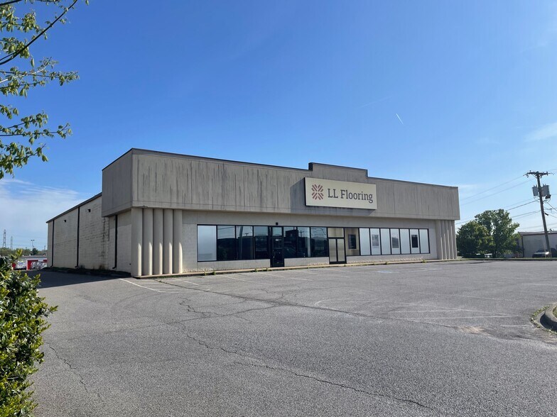 More Photos Of 115 Terminal Rd, Clarksville Freestanding For Lease