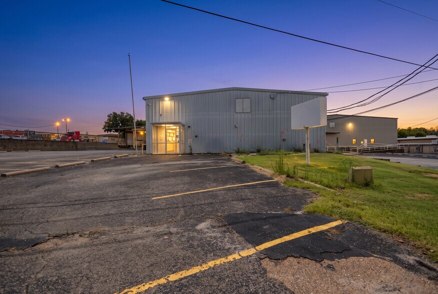 More Photos Of 2307 E Erwin St, Tyler Manufacturing For Lease