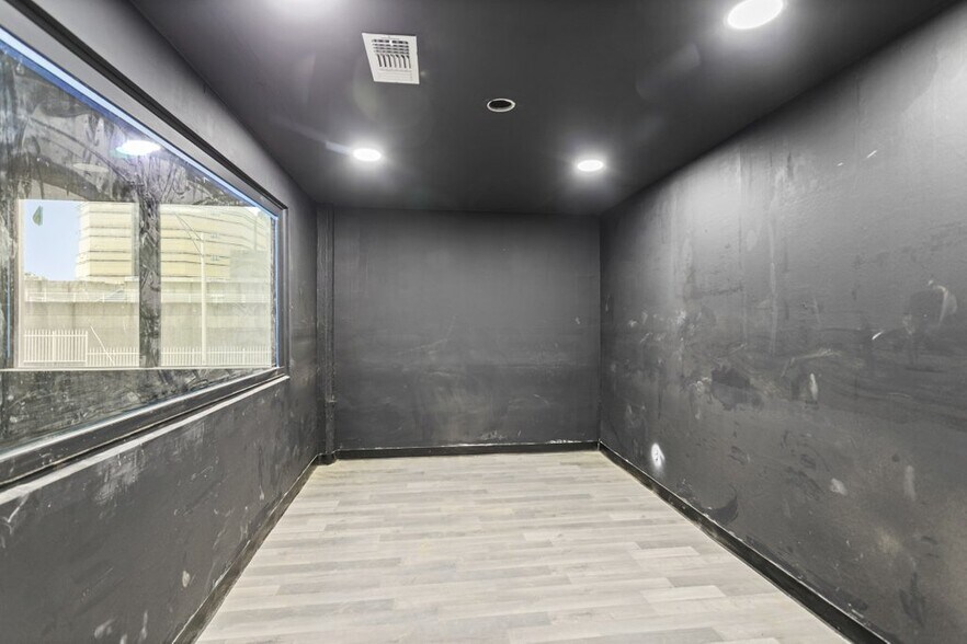 More Photos Of 327-345 E Bay St, Jacksonville Storefront Retail Office For Lease