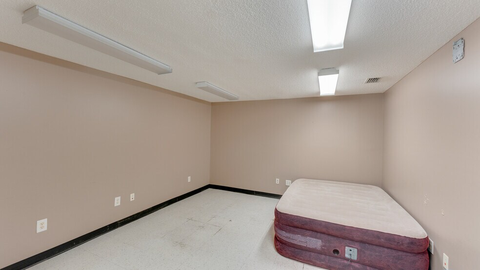 More Photos Of 510 N Walker St, Quitman Light Manufacturing For Sale