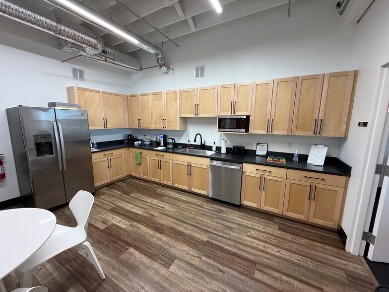 More Photos Of 513-515 English Rd, High Point Office For Lease