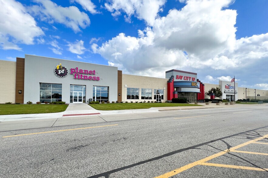 More Photos Of 4101 E Wilder Rd, Bay City Storefront For Lease