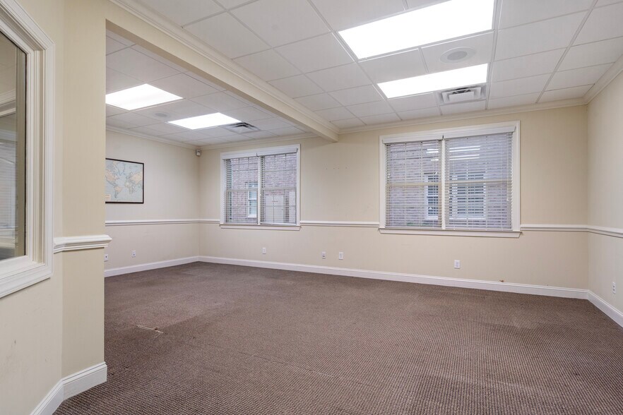 More Photos Of 1905 Woodstock Rd, Roswell Office For Sale