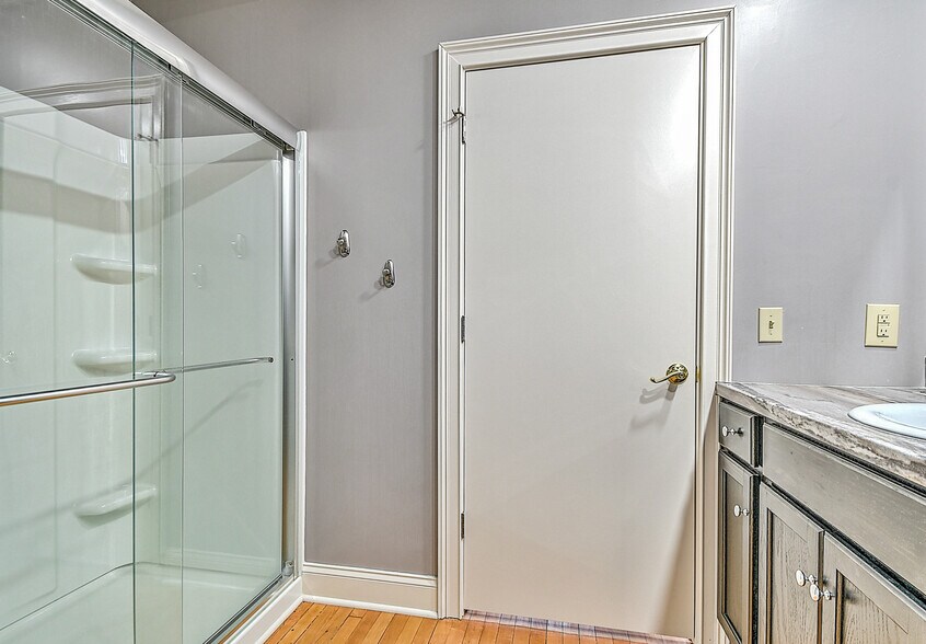 More Photos Of 220 Broad St, Kingsport Flex For Sale