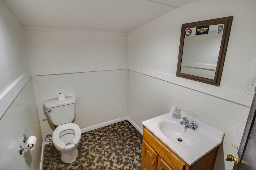 More Photos Of 20861 IL-100, Fieldon Specialty For Sale