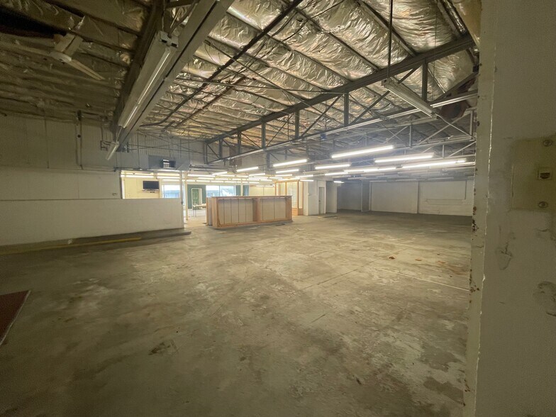 More Photos Of 319 N Mission St, Mt Pleasant Showroom For Sale