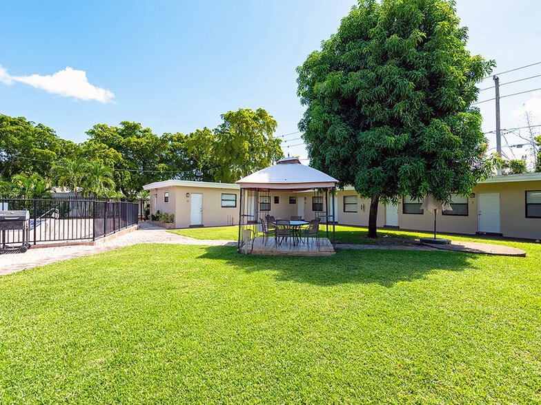 More Photos Of 2010 Dewey St, Hollywood Apartments For Sale