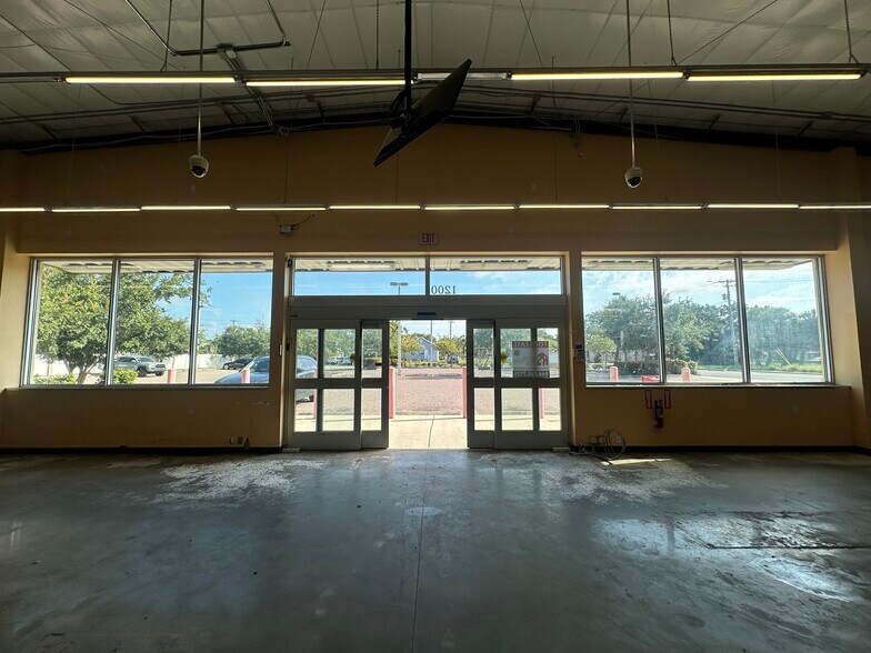More Photos Of 1200 N Myrtle Ave, Clearwater Freestanding For Lease