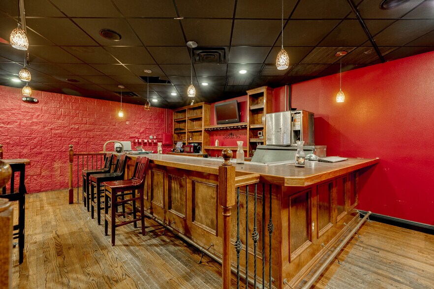 More Photos Of 470 This Way St, Lake Jackson General Retail For Sale