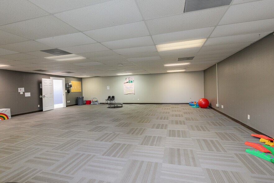 More Photos Of 500 W Daniels St, Ozark Office For Sale